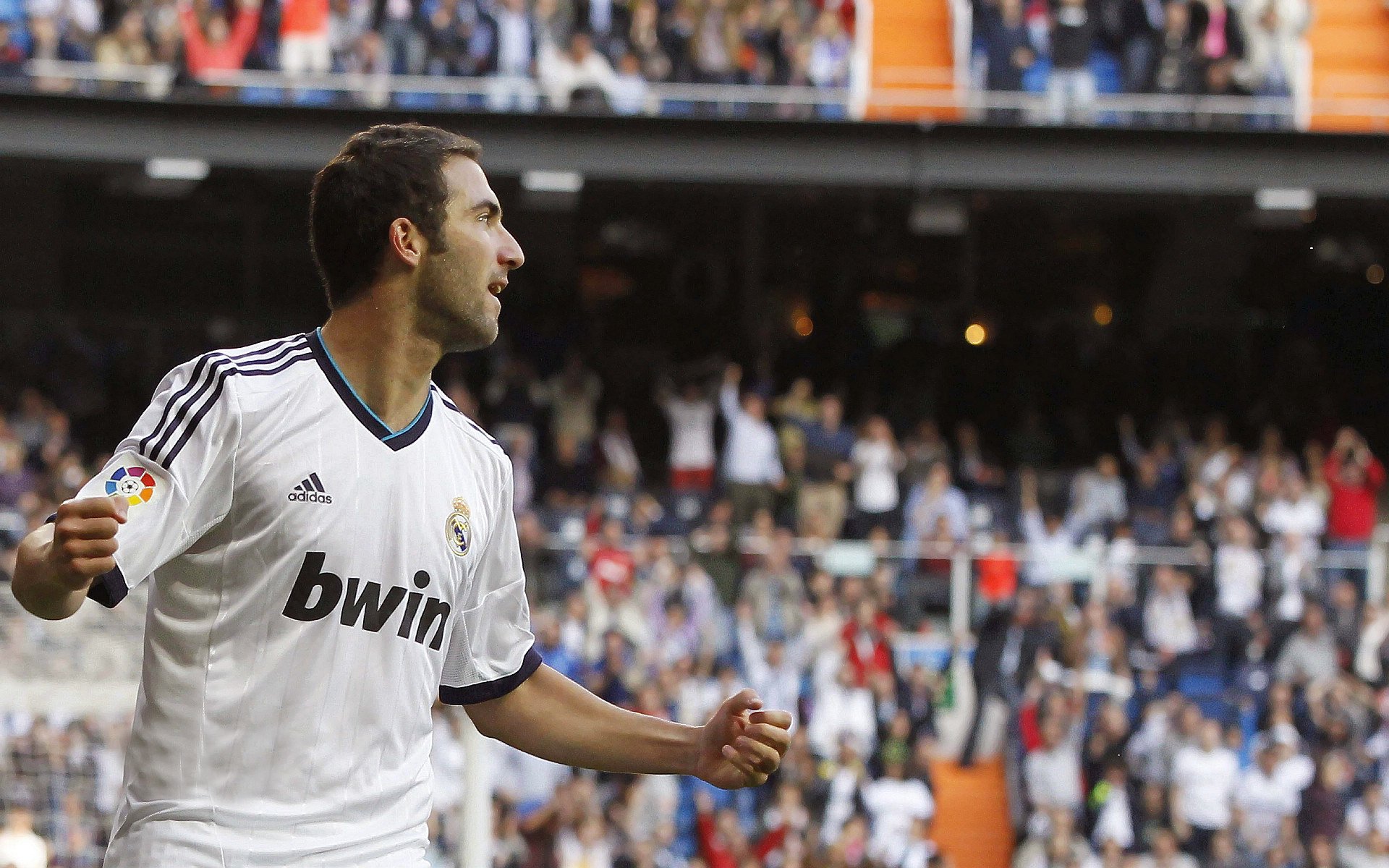 英超终场哨响：逆境中奋勇拼搏的感人瞬间，英超比赛中场休息多久